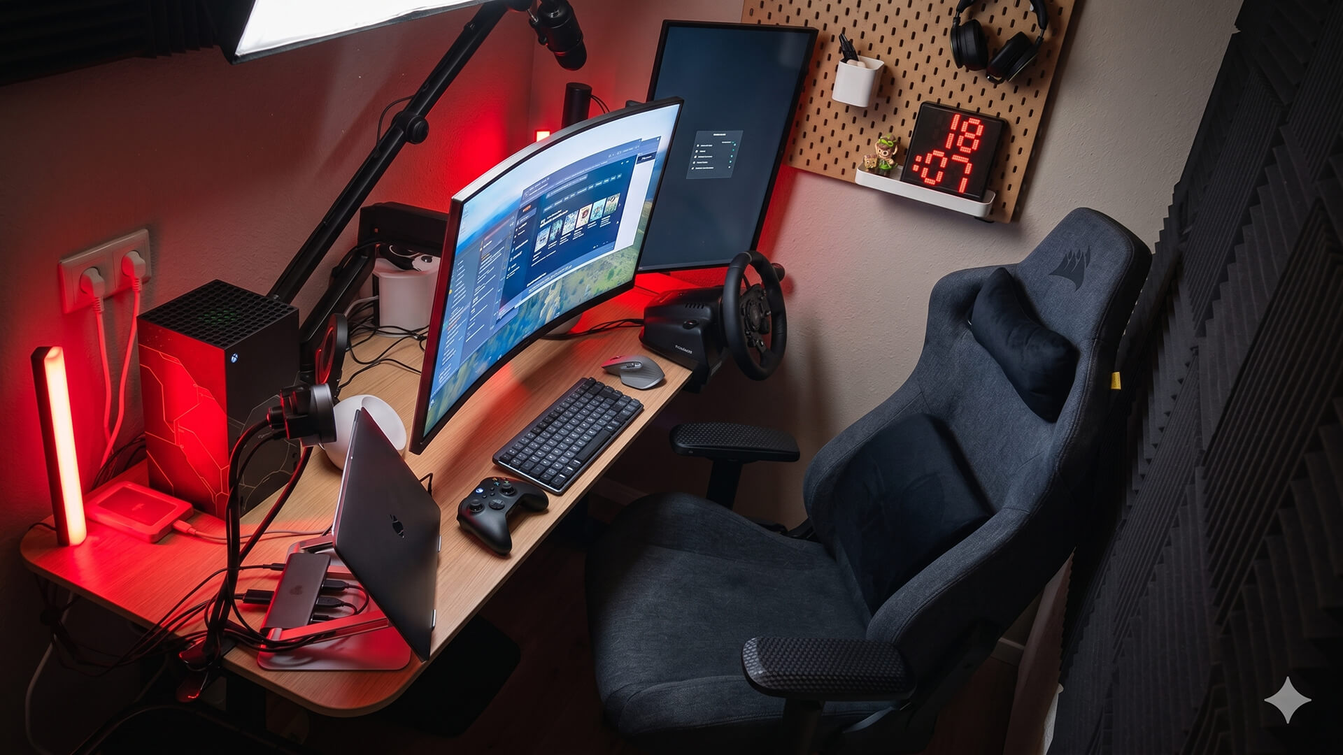 Bureau met curved beeldscherm, gaming bureau stoel, toetsenbord en stuurtje aan de zijkant.